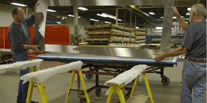 video eliminando los pasos de producción al cambiar a un adhesivo estructural de 3M

